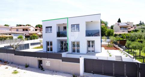 Poreč, okolica – moderna dvojna kuća s okućnicom