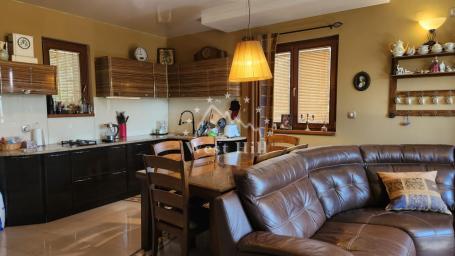 Velika kuća sa apartmanima u Bijeloj blizu mora
