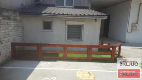 PETROVARADIN, 50m2 plus terasa, Dvoiposoban-Dvorišni Duplex sa Parking mestom
