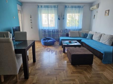 Bulevar Patrijarha Pavla. U ponudi kompletno renoviran, namešten stan.