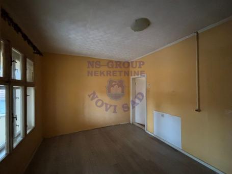 KAMENICA  CENTAR  ODLICNA LOKACIJA ~~~ PLAC JE 945m2