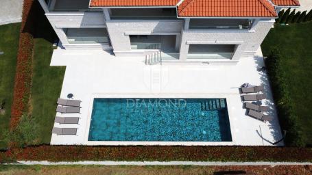 Poreč – okolica: Moderna vila s pogledom na more
