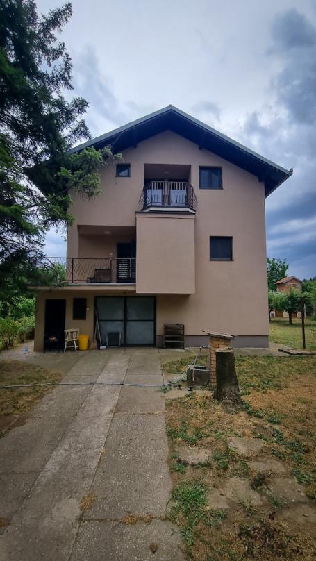 Uknjižena kuća Beška, blizina reke