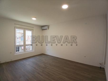 Izdaje se stan pogodan za poslovni prostor u strogom centru, 42m2
