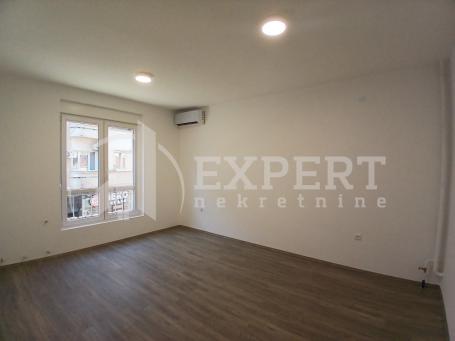 Izdaje se stan pogodan za poslovni prostor u strogom centru, 42m2