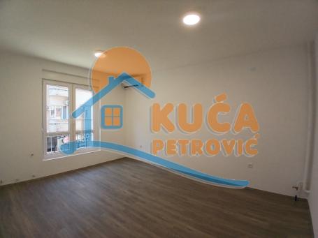 Izdaje se stan pogodan za poslovni prostor u strogom centru, 42m2