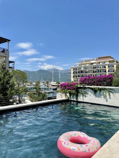 Dupleks stan sa direktnim izlazom na bazen u Mileni, Porto Montenegro