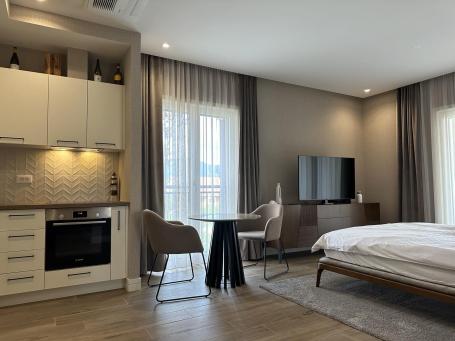 Studio apartman sa dvorištem u Lustica Bay – odlična investicija