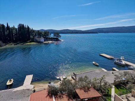 Kuća sa velikim investicionim potencijalom na elitnoj lokaciji Tivta