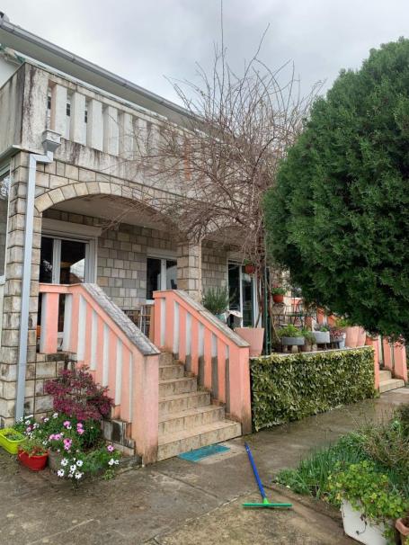 Prostrana kuća sa baštom i pogledom na more u Bijeloj