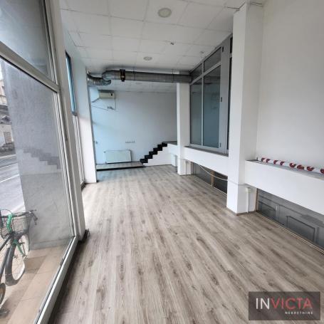 Ulični lokal-centar, prometna ulica