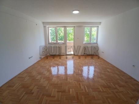 Izdaje se stan kao poslovni prostor preko puta Doma zdravlja, 73m2, cg