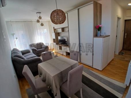 Izdaje se jednoiposoban namešten stan na Panteleju, Kosovke devojke, 39m2