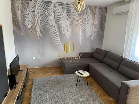 Izdaje se namešten 1. 5-soban stan – Centar, preko puta fakulteta, 450 EUR