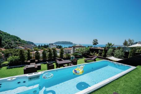 Budva-Luksuzni Penthouse sa Panoramskim Pogledom na More i Krovnim Bazenom (na duzi period)