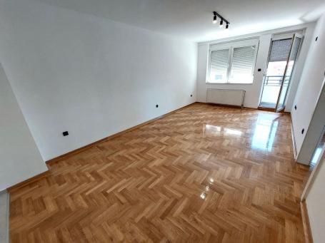 Novi Sad - Bulevar Cara Lazara strana Grbavice , prodaje se kompletno renoviran dvosoban stan od 51m