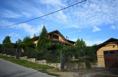 Prelepa i kvalitetna kuća sa lepim dvorištem u Mladenovcu