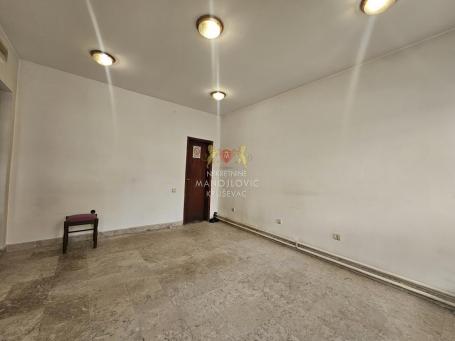Izdavanje, Poslovni prostor, 20m2 , Centar