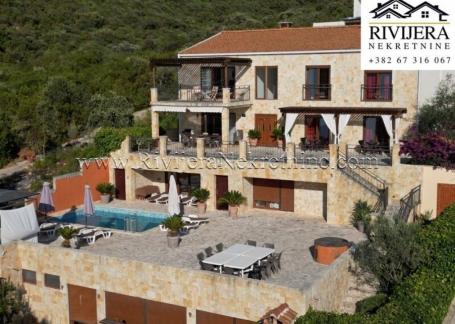 Vila na samoj obali mora Lustica Kotor