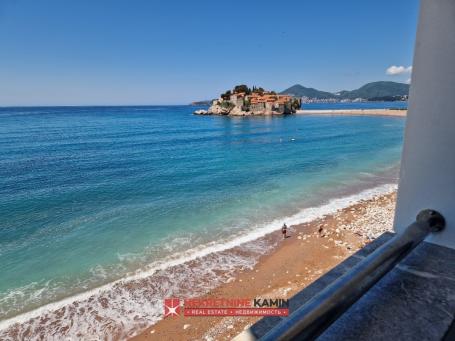 Dvosoban stan 62 m² – Sveti Stefan, prva linija do mora