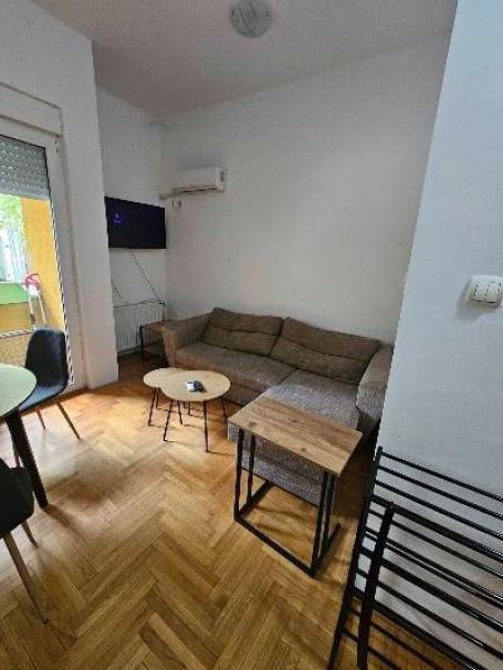 ODLIČAN STAN U DOŽA DJERDJA, USELJIV OD 01. 08. 