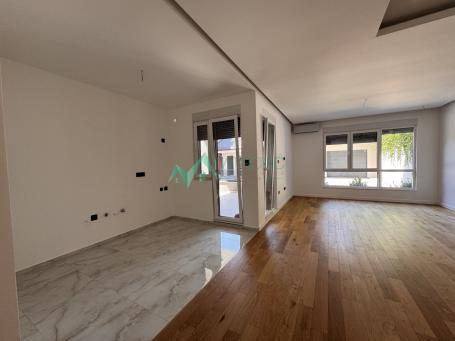 Novi Sad, Telep - Luksuzan četvorosoban stan u Vili + garaža u ceni!