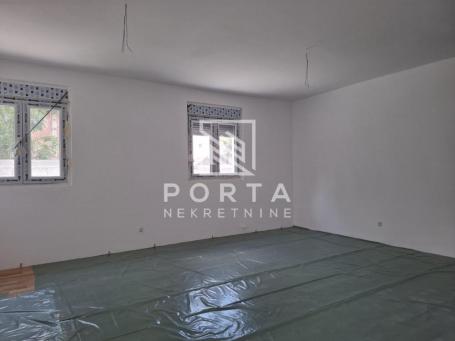 Zemun, četvorosoban stan 79m2 i sopstveno dvorište 3 ara , lux ID#1526