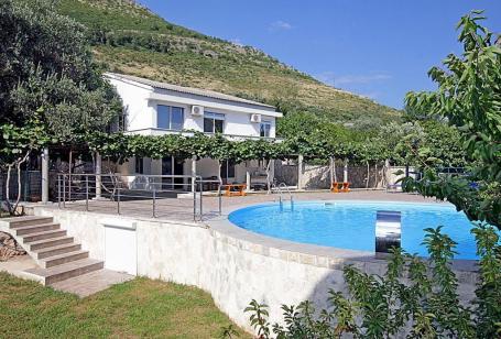 Prelepa vila sa bazenom i uredjenim dvoristem, Rezevici (NA DUZI PERIOD, DOSTUPNO OD 01.09.2025)