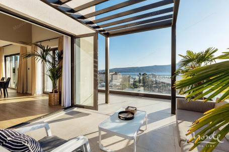 Novi penthouse u Porto Montenegru sa prekrasnim pogledom na Boku Kotorsku