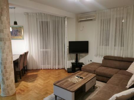 Jednosoban namešten stan 52m² u Rozinu, Budva – Dostupno od 01. 09. 2025 do 01. 06. 2026