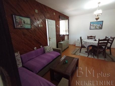 Izdaje se dvoiposoban stan u kući, OŠ Njegoš, 55m2