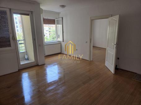Izdaje se dvosoban stan na Bulevaru oslobođenja, 53m2, 450e