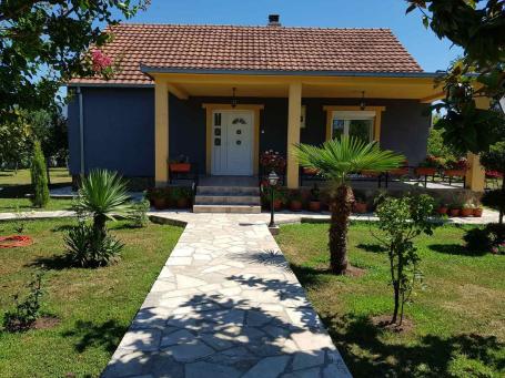 Prodaje se imanje od 3. 000 m² sa dva kućna objekta, voćnjakom i garažom – Sušica, Danilovgrad