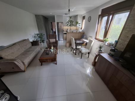 Petlovo Brdo 88m2+24m2 garaza, 10m2 ostava pr+1+ptk. renoviran, alu,