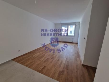 Odličan useljiv trosoban stan na Bulevaru Evrope!