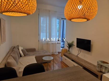 Izdaje se moderno namešten jednoiposoban stan sa radnom sobom u Aleksandar zgradi, 40m² – Prvi sprat