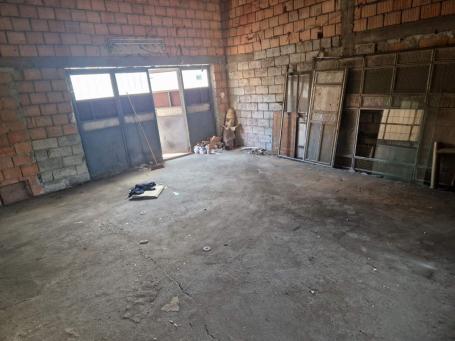 Magacin 75m2 + 40m2 podrum, plafon 4 metra visine