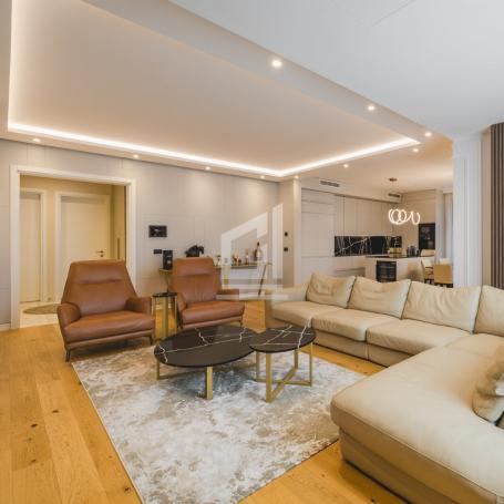 Trosoban stan od 148m2 - Centar