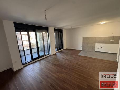 BULEVAR EVROPE, 136m2, Četvoroiposoban- Penthouse sa pdv