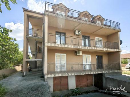 Kuća sa 4 stana i velikim placem u Donjoj Gorici, Podgorica