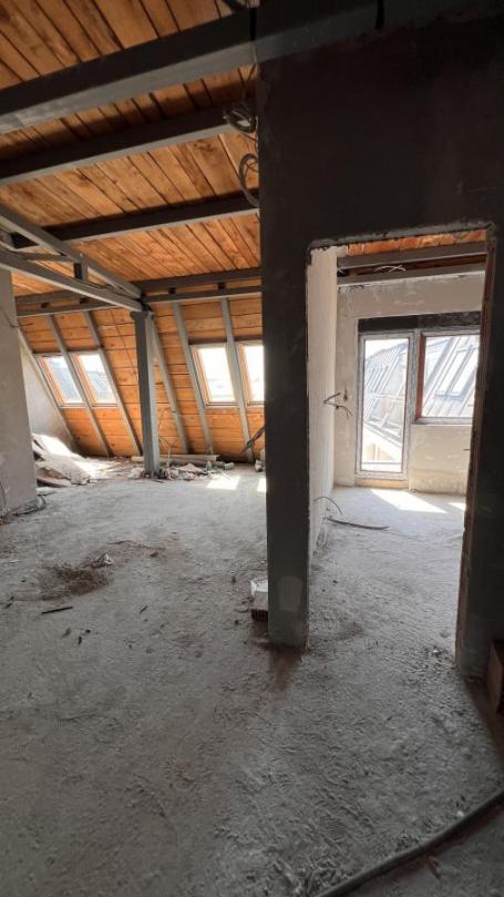 Spacious Top-Floor Apartment – Zabjelo, 2 Bedrooms