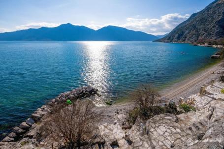 Vila na prvoj liniji mora na sunčanoj strani Boke - vaša vlastita plaža!