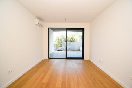 Jednosoban nov stan 56m2 + bašta 15m2, Bečići - Podgorica