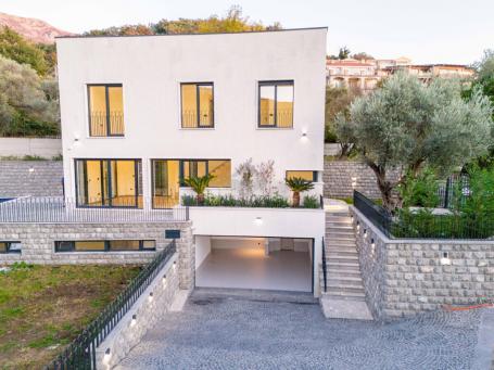 Luksuzna vila 240m2 sa bazenom na placu 380m2, Kamenovo - Budva