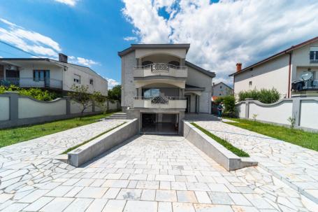 Kuća 320m2 na placu 700m2, Zlatica - Podgorica