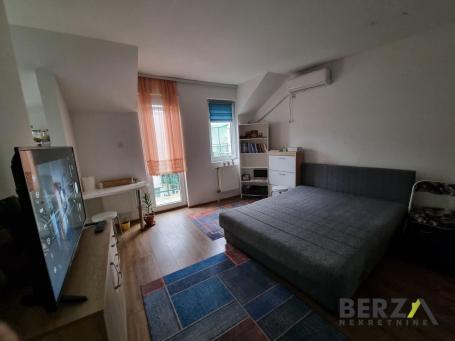 NAMEŠTENA GARSONJERA U CENTRU