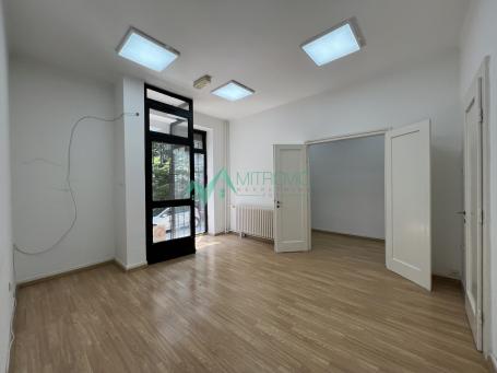 Izdavanje, Poslovni prostor, 30m2 , Centar
