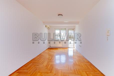 1. 5, Dušanova, Crveni Pevac