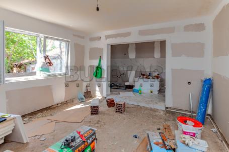 Renovirana  kuća  u  G. Komrenu, dve  etaže  po  102 m2, pomoćne  zgrade  176 m2, plac  18, 3 ara