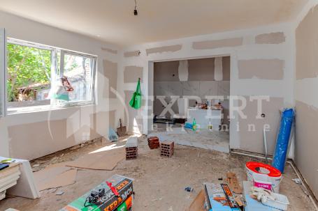 Renovirana  kuća  u  G. Komrenu, dve  etaže  po  102 m2, pomoćne  zgrade  176 m2, plac  18, 3 ara